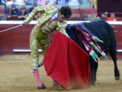 Susto y voltereta de José Tomás que sufrió una cogida en Huelva sin consecuencias