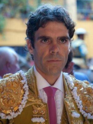 Susto y voltereta de José Tomás que sufrió una cogida en Huelva sin consecuencias