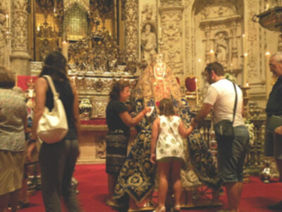 Sevilla se rinde a sus pies. (Reina de los Reyes)