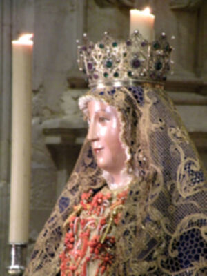 Sevilla se rinde a sus pies. (Reina de los Reyes)