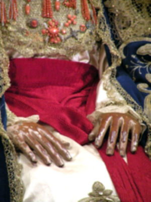 Sevilla se rinde a sus pies. (Reina de los Reyes)