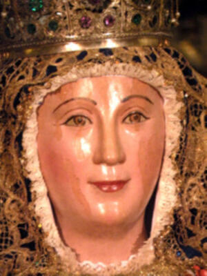 Sevilla se rinde a sus pies. (Reina de los Reyes)