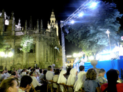 Eucaristía presidida, por el arzobispo y el obispo auxiliar de Sevilla en la Plaza del Triunfo de la capital Hispalense