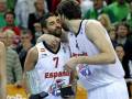 Dos jugadores de baloncesto celebran con un trofeo, uno sosteniendo una tarjeta y el otro abrazando a su compañero.