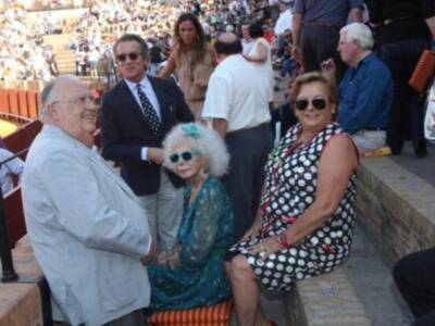 La Duquesa de Alba por primera vez en Sevilla con Alfonso Diez tras dar la noticia de su boda