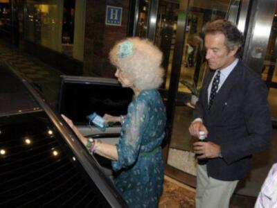 La Duquesa de Alba por primera vez en Sevilla con Alfonso Diez tras dar la noticia de su boda