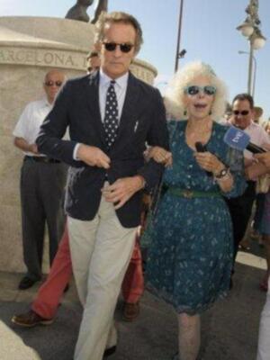 La Duquesa de Alba por primera vez en Sevilla con Alfonso Diez tras dar la noticia de su boda