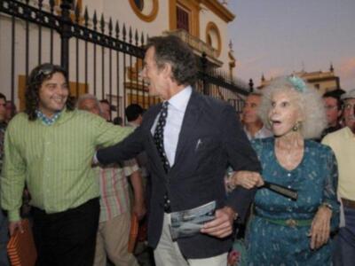 La Duquesa de Alba por primera vez en Sevilla con Alfonso Diez tras dar la noticia de su boda