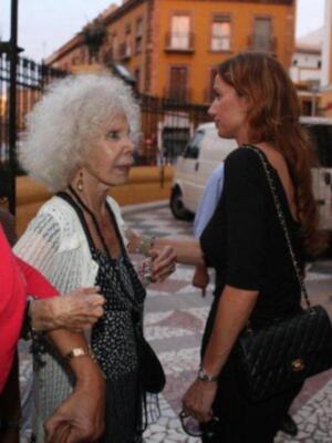 Duquesa de Alba y Carmen Tello en la misa del funeral de la madre de Julio Aparicio