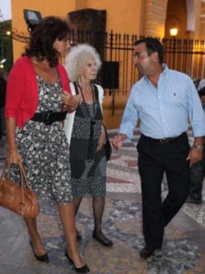 Duquesa de Alba y Carmen Tello en la misa del funeral de la madre de Julio Aparicio