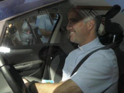 El sacerdote que casará a la duquesa de alba tiene 38 años pertenece a una familia sevillana muy conocida y fue pregonero de la semana santa de Sevilla