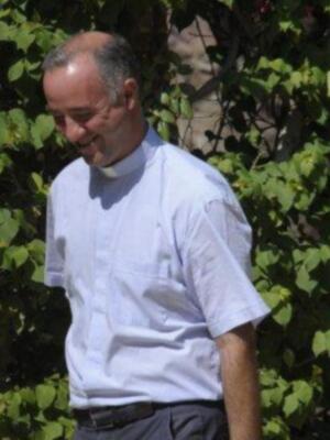 El sacerdote que casará a la duquesa de alba tiene 38 años pertenece a una familia sevillana muy conocida y fue pregonero de la semana santa de Sevilla