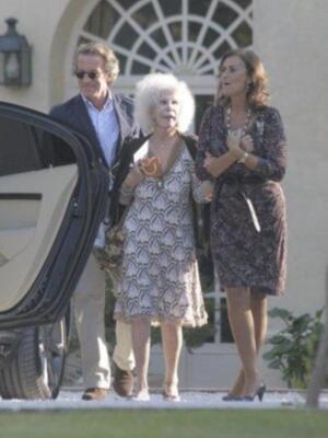 El emotivo reencuentro de los duques de Alba y su madrina Carmen Tello tras la boda
