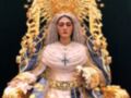 Estatua de una Virgen María vestida con un manto azul y dorado, portando una corona de estrellas y un anillo en la mano derecha.