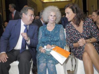 La duquesa de Alba asiste a su primera acto público tras su boda acompañada de Carmen Tello