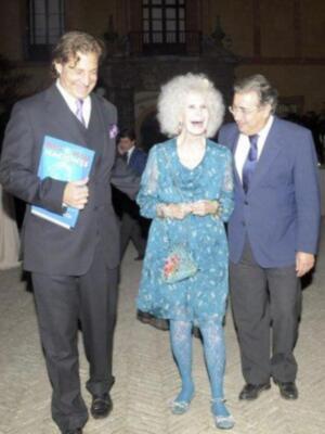 La duquesa de Alba asiste a su primera acto público tras su boda acompañada de Carmen Tello