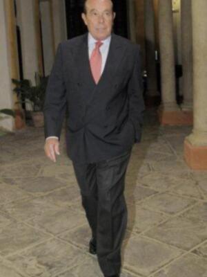 La duquesa de Alba sufre una caída en su palacio y tiene que  guardar reposo por una fisura en la pelvis y suspende la luna de miel a Tailandia