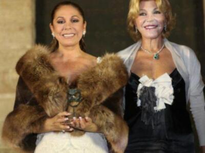 Fiesta de gala y mascaras en los Reales Alcázares de Sevilla  