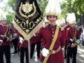 Uniformada de honor con estandarte en una procesión o ceremonia oficial