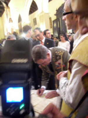  Galeria de la Solemne Función Eucarística, donde se procedió a la imposición del Fajín del Rey Juan Carlos I, a la Soledad de Alcalá del Río.