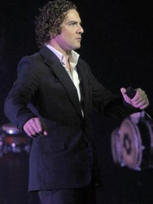 David Bisbal se refugia en el trabajo y en buenas amigas tras su enfrentamiento con Elena Tablada