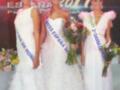 Tres mujeres vestidas con elegantes vestidos blancos, una con un título de Miss España 2017 y otra con un segundo lugar.