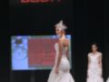 Modelos presentando vestidos de novia en un desfile de moda.