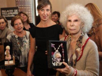 La duquesa de alba inaugura una exposición sobre moda con los trajes que ha lucido a lo largo de su vida