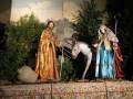 Representación de la Natividad con figuras de la Virgen y el Niño Jesús en un escenario navideño.