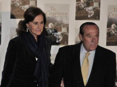 La duquesa de Alba presenta por fin sus memorias con su marido y tres de sus hijos