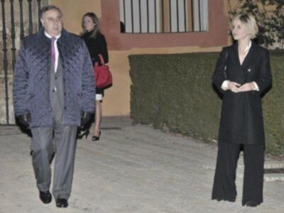 La duquesa de Alba presenta por fin sus memorias con su marido y tres de sus hijos