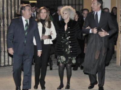 La duquesa de Alba presenta por fin sus memorias con su marido y tres de sus hijos