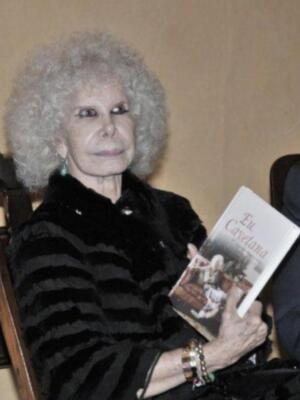 La duquesa de Alba presenta por fin sus memorias con su marido y tres de sus hijos