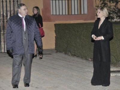 La duquesa de Alba presenta por fin sus memorias con su marido y tres de sus hijos