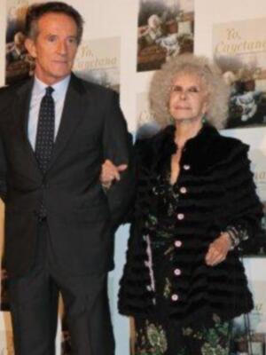 La duquesa de Alba presenta por fin sus memorias con su marido y tres de sus hijos