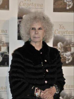 La duquesa de Alba presenta por fin sus memorias con su marido y tres de sus hijos