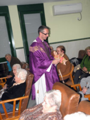 Santa Misa de Navidad, en la Residencia de Mayores, asistida, Virgen de las Angustias de Alcalá del Río.