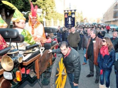 Manuel Díaz El Cordobés  ejerce de cartero real para los niños enfermos de Sevilla