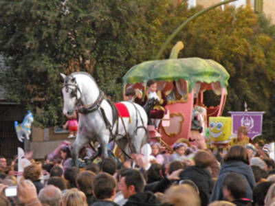Los Reyes Magos repartieron ilusión por el barrio de Triana.