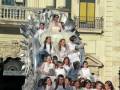 Un grupo de personas vestidas con trajes blancos y sombreros, posiblemente una procesión religiosa o festiva.