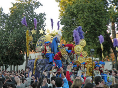 Los Reyes Magos repartieron ilusión por el barrio de Triana.
