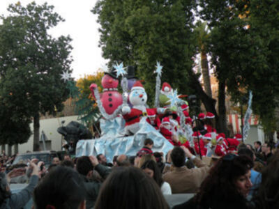 Los Reyes Magos repartieron  ilusión por el barrio de Triana.