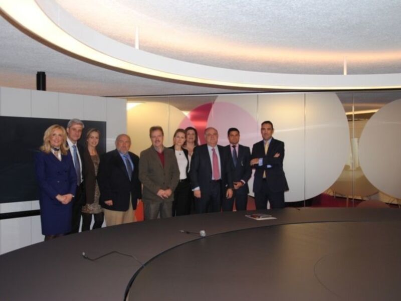 Reunión de negocios en un moderno espacio con diseño circular y paredes decorativas.