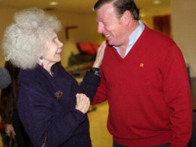 La duquesa de Alba se divierte con imitación que de ella hacen los Morancos 