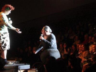 La duquesa de Alba se divierte con imitación que de ella hacen los Morancos 