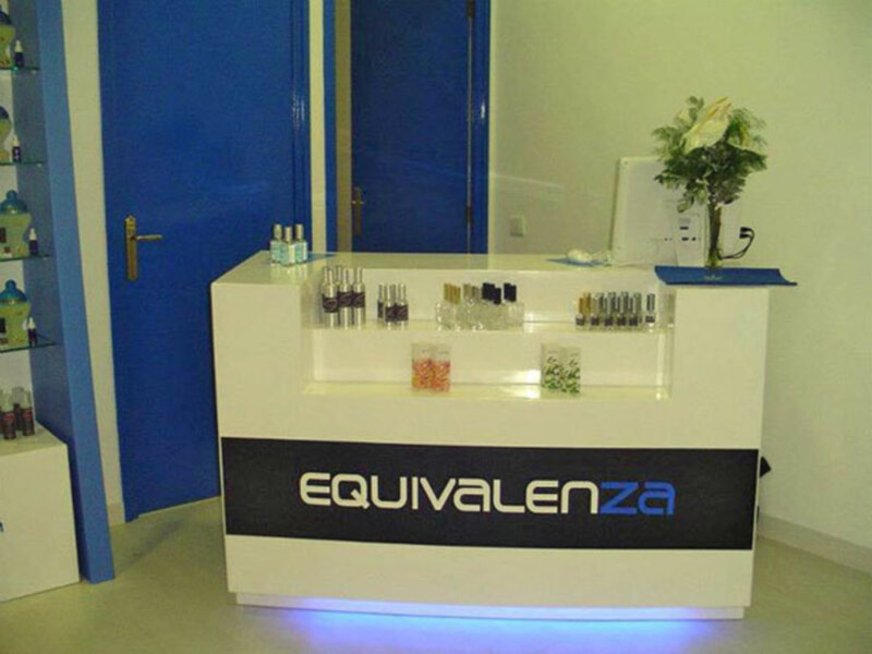 Contenido de laboratorio en mostrador de recepción de Equivalenza.