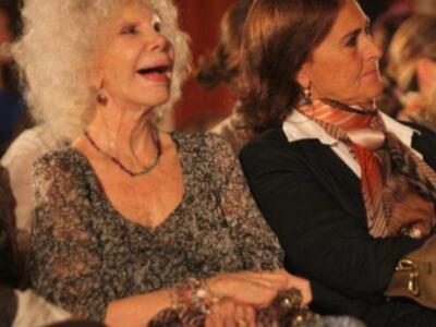 La duquesa de Alba, incansable, presidió desfile de trajes de flamenca a beneficio de nuevo futuro en Sevilla