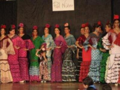 La duquesa de Alba, incansable, presidió desfile de trajes de flamenca a beneficio de nuevo futuro en Sevilla