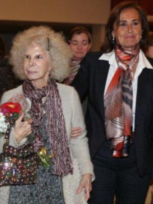 La duquesa de Alba, incansable, presidió desfile de trajes de flamenca a beneficio de nuevo futuro en Sevilla