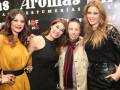 Las cuatro mujeres están posando frente a un fondo con el texto "Aromías" y "Perfumerías". La imagen parece ser de una presentación o evento relacionado con perfumes.